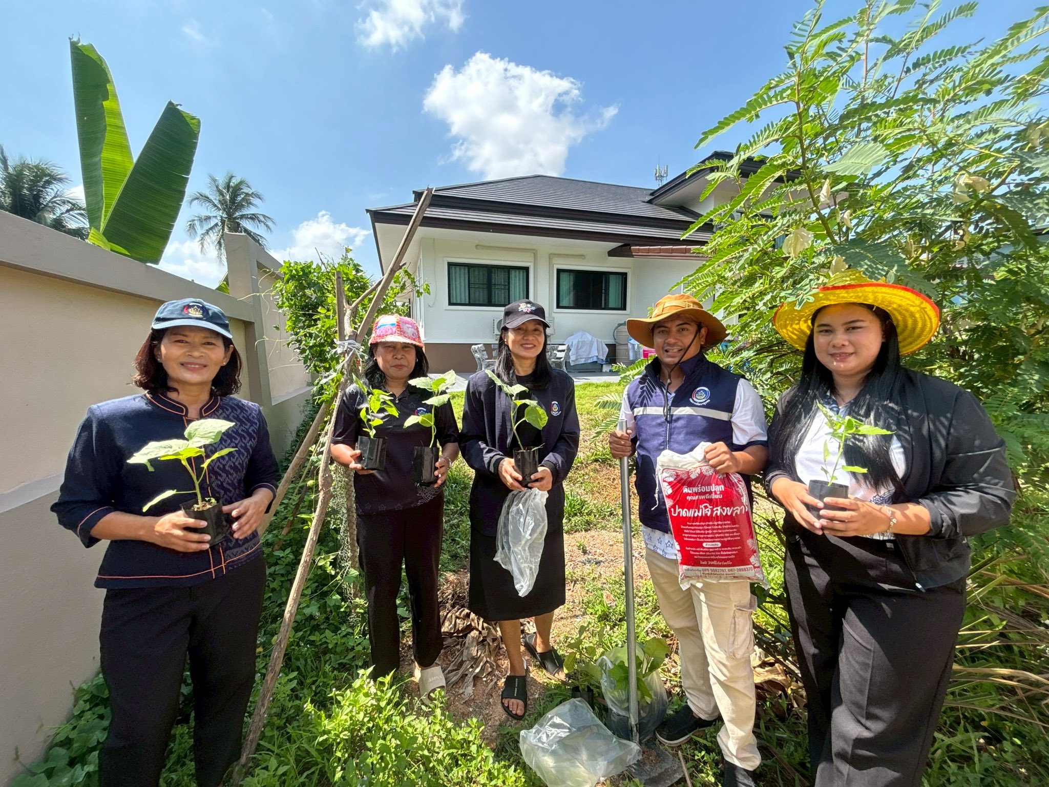 พช. สะเดา  ขับเคลื่อนกิจกรรม “เริ่มที่ตัวเรา” ปฏิบัติการ "Quick Win" 90 วัน ปลูกผักสวนครัว เพื่อสร้างความมั่นคงทางอาหาร สู้ภัยวิกฤต ด้วยวิถีพอเพียง