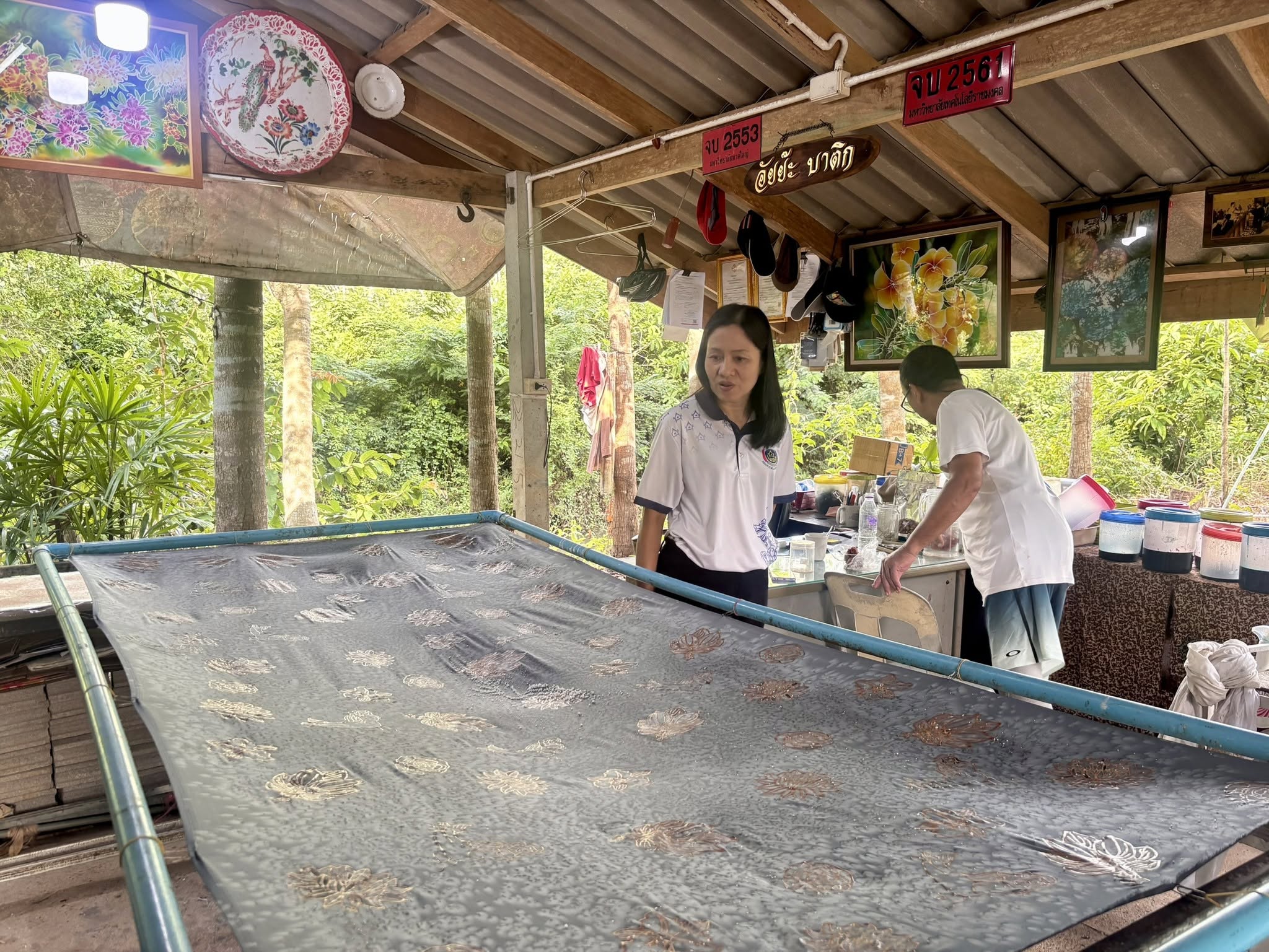 พช.สะเดา ร่วมติดตามนายกฤชนัทท  พลรัตน์ นายอำเภอสะเดา ลงพื้นที่เยี่ยมชมกลุ่มอัยย๊ะบาติก”